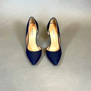 Denim pointed toe pump